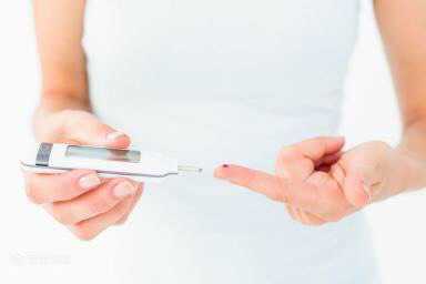 试管婴儿技术是指采用人工操作使卵子和精子在体外条件下成熟和受精，并通过